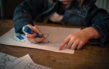 Дело не в ностальгии: психолог объяснил, почему родители хранят детские рисунки