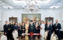 Вартові пам’яті та надії: Блаженніший Митрополит Епіфаній нагородив колектив ПФ "Петро Великий" та її керівницю Аллу Ландар