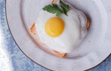 Два способа, чтобы идеально пожарить яйцо: вкус получится, как в ресторане