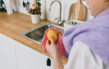 Які продукти ніколи не варто мити в раковині: дієтологи назвали топ-5