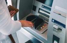 Почему не стоит печатать чек после снятия наличных: эксперты назвали скрытую угрозу