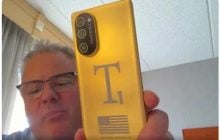 Сотні тисяч людей купили "золотий смартфон" Трампа, але його так і не отримали