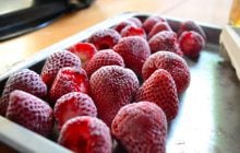 Как заморозить клубнику, чтобы ягоды не слиплись: назван эффективный лайфхак