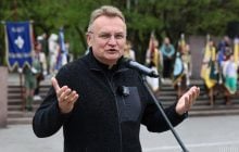 В центре Львова мужчина облил мэра Садового грязной жидкостью