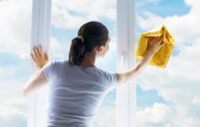 Окна будут чистыми целый месяц - даже пыль не "сядет": что добавить в воду для мытья