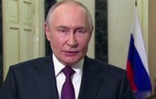 Хором выкрикивали приветствия: Путина в Пекине встречала группа людей с флагами РФ и Китая