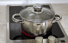 Як позбутися липкого жиру на кришках каструль: експерти назвали простий домашній метод