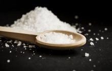 Люди рассыпали горсть соли на пороге дома и заметили странные изменения