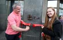 В Киеве на здании УНИАН открыли 52-ю скульптурку проекта "Шукай!", посвященную Иосифу Маршаку
