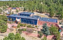 У США продають диво-будинок з автомобільних шин та пляшок: як він виглядає