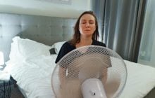 Сон без одежды спасет от жары или помешает выспаться: эксперты дали ответ