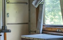Эта странная резинка есть в купе каждого поезда: зачем она на самом деле нужна