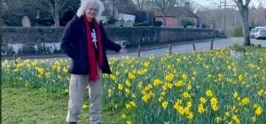 Гитаристу Queen запретили сажать нарциссы в своей деревне: в чем причина