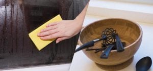 Навіщо люди кладуть звичайну ложку на вікно: новий лайфхак набирає популярності