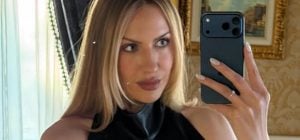 "Особливе відчуття": Нікітюк у модній вишиванці та міні вразила фігурою (фото)