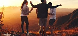 Чому люди, які всім допомагають, часто не мають близьких друзів: пояснення психологів