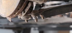 Как выкрутить сорванный болт, если отвертка проскальзывает