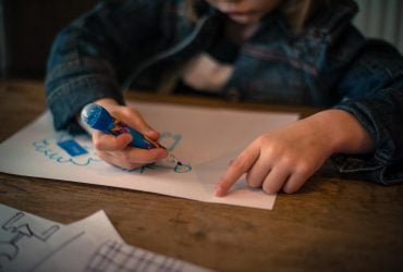 Річ не в ностальгії: психолог пояснив, чому батьки зберігають малюнки дітей