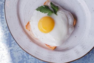 Яєчня виходить соковитішою, якщо додати один простий інгредієнт