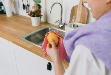 Які продукти ніколи не варто мити в раковині: дієтологи назвали топ-5