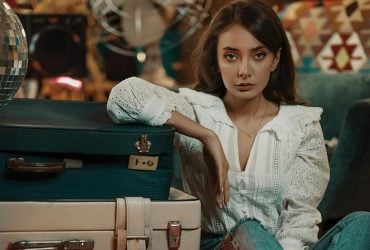 Навіщо сідати на доріжку перед виходом з дому: що станеться, якщо не сісти