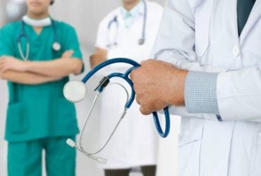 У Польщі почали масово звільняти українських лікарів: в чому причина