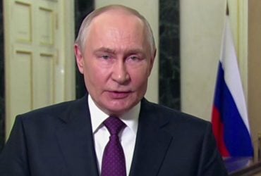 Хором вигукували вітання: Путіна в Пекіні зустрічала група людей з прапорами РФ та Китаю