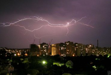 Дожди и грозы продолжатся: синоптик рассказал о нетипичной погоде в Украине (карта)