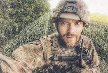 Известный актер-воин рассказал об отношениях с женой во время службы: "Это большая работа"