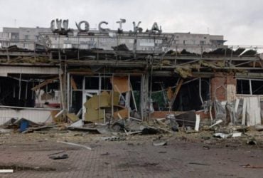Росія прямими влучаннями десятків Шахедів зруйнувала вокзал у Шостці
