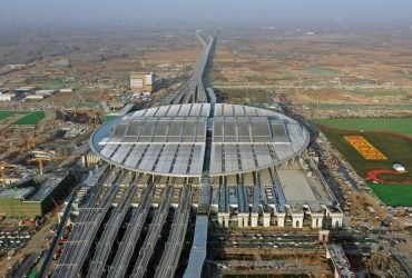 Китай збудував величезну залізничну станцію за 2 роки: там є сонячні панелі та роботи