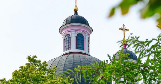7 травня: Від шанованої ікони до Всесвітнього дня сиріт