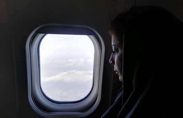 Чому у вікнах літака є отвори: пілот розкрив їхнє справжнє призначення