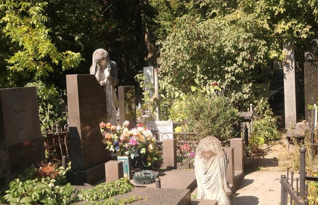 Больше не нужно тереть памятник щеткой: мрамор и гранит можно отмыть легко и без химии