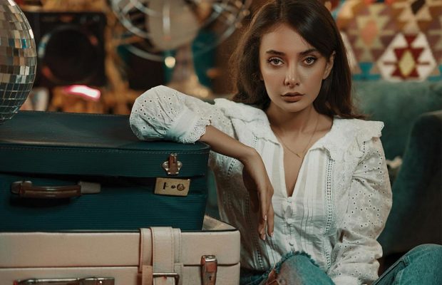 Чому не можна виходити з дому, не "присівши на доріжку": в цю прикмету вірять і досі