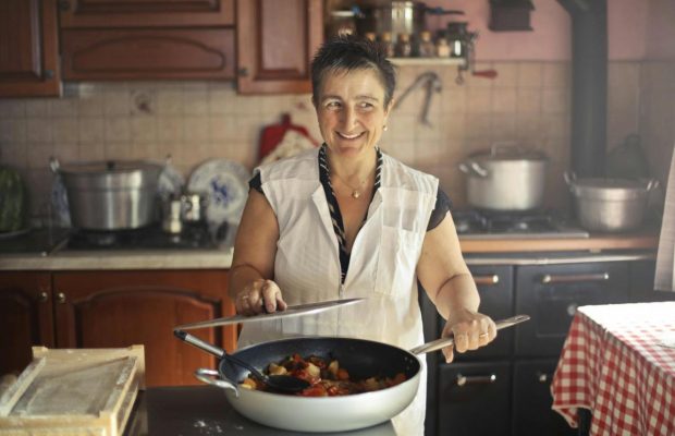 Як відмити сковороду від нагару за копійки: радянський рецепт, який працює краще хімії