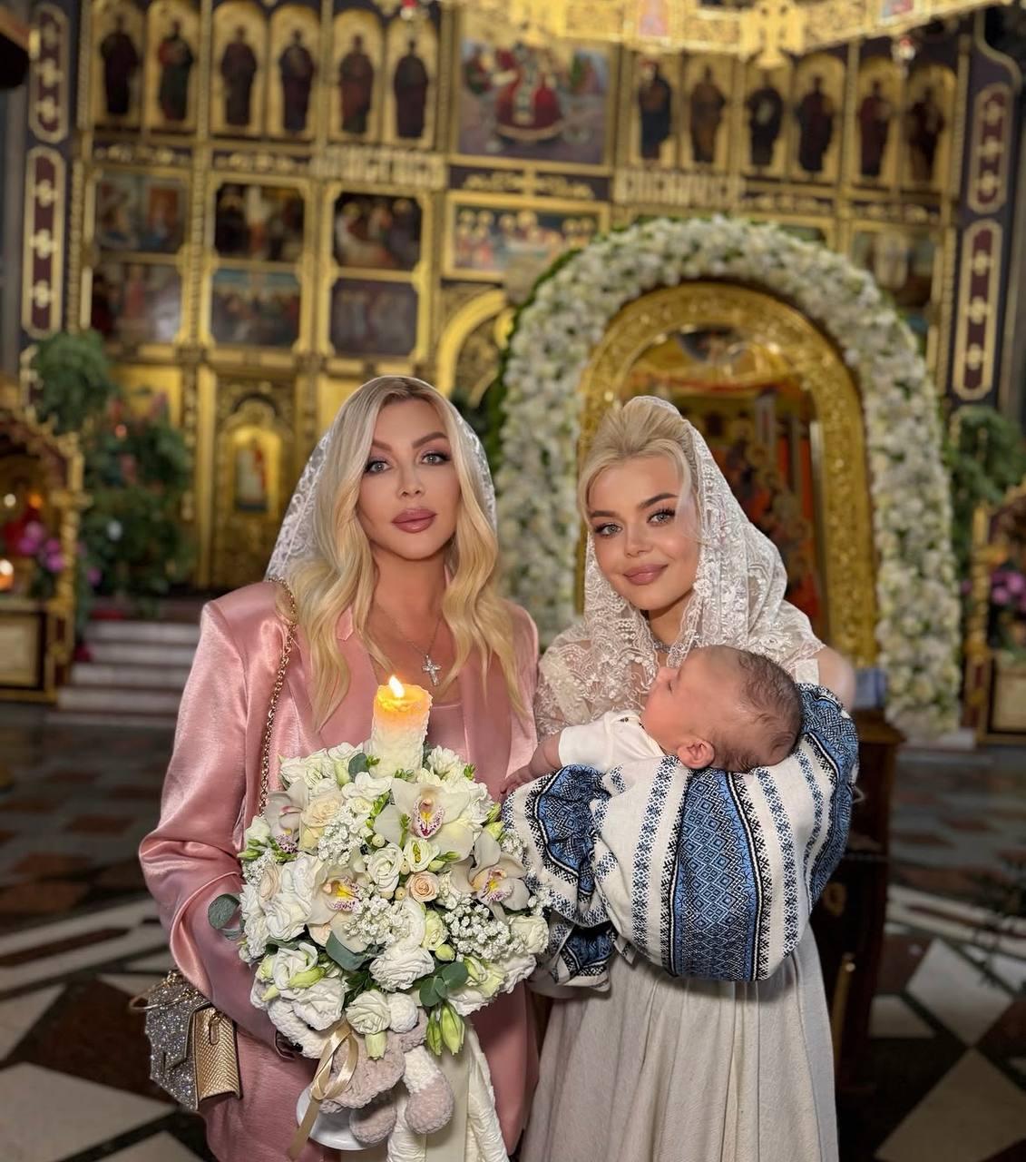 Гросу вперше показала обличчя сина та зізналася, хто з зірок став її кумою (фото) Гросу вперше показала обличчя сина та зізналася, хто з зірок став її кумою (фото)