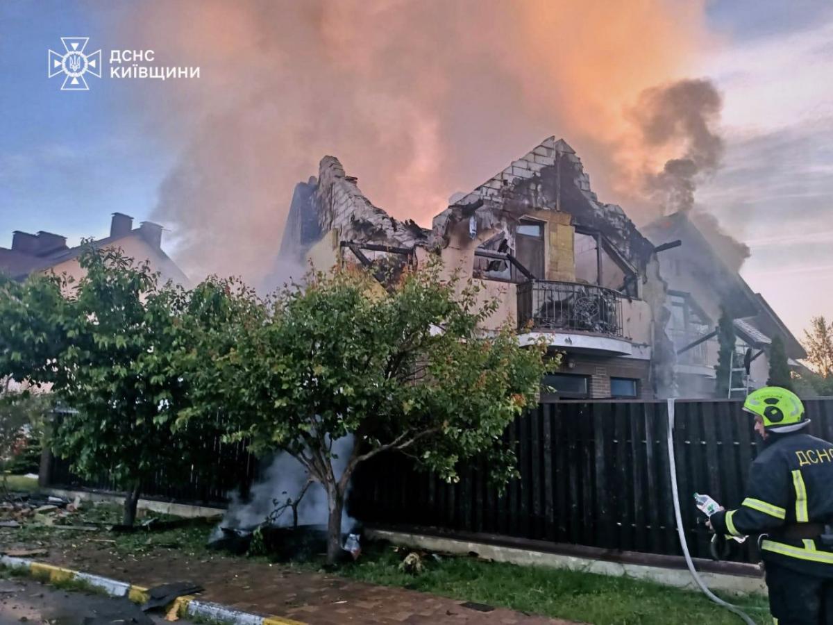 На Київщині після атаки РФ масштабні пожежі та руйнування, є поранені