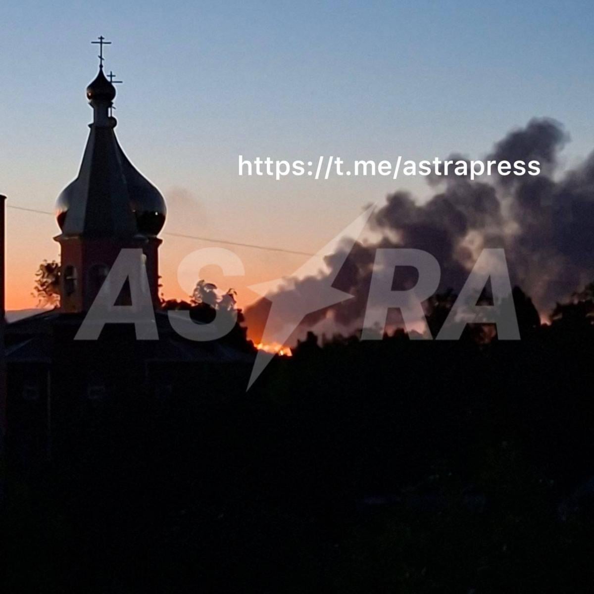 У Краснодарському краї РФ після атаки дронів палає найбільший НПЗ (фото) У Краснодарському краї РФ після атаки дронів палає найбільший НПЗ (фото)