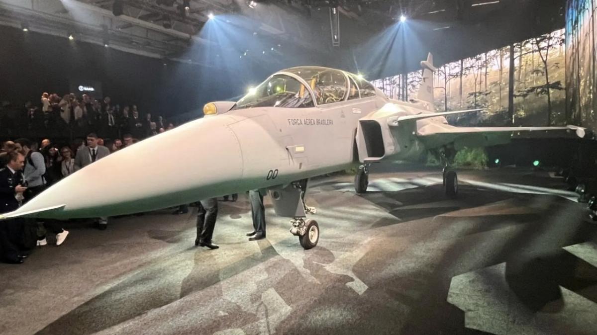 Шведи вперше показали новий винищувач Gripen F (фото)