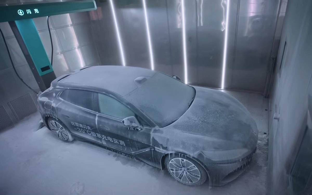 Китайська  BYD випробувала зарядку свого електрокара при -30 градусів: результат вражає