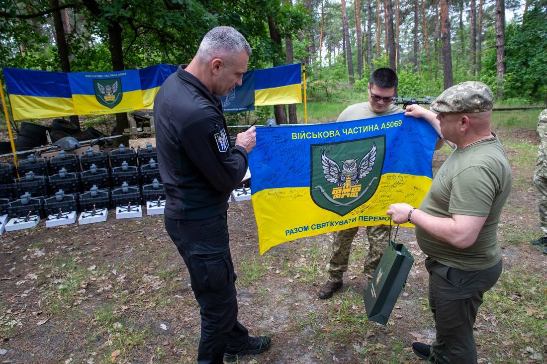 Бійці 12 корпусу отримали від громади столиці ще 1600 безпілотників різних типів, - Кличко