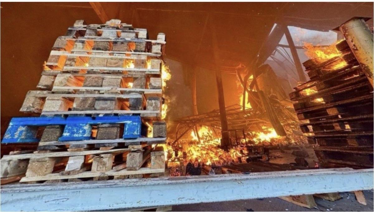 Наслідки знищення логістичного центру в Дніпрі: в АТБ запевнили, що перебоїв із продуктами не буде