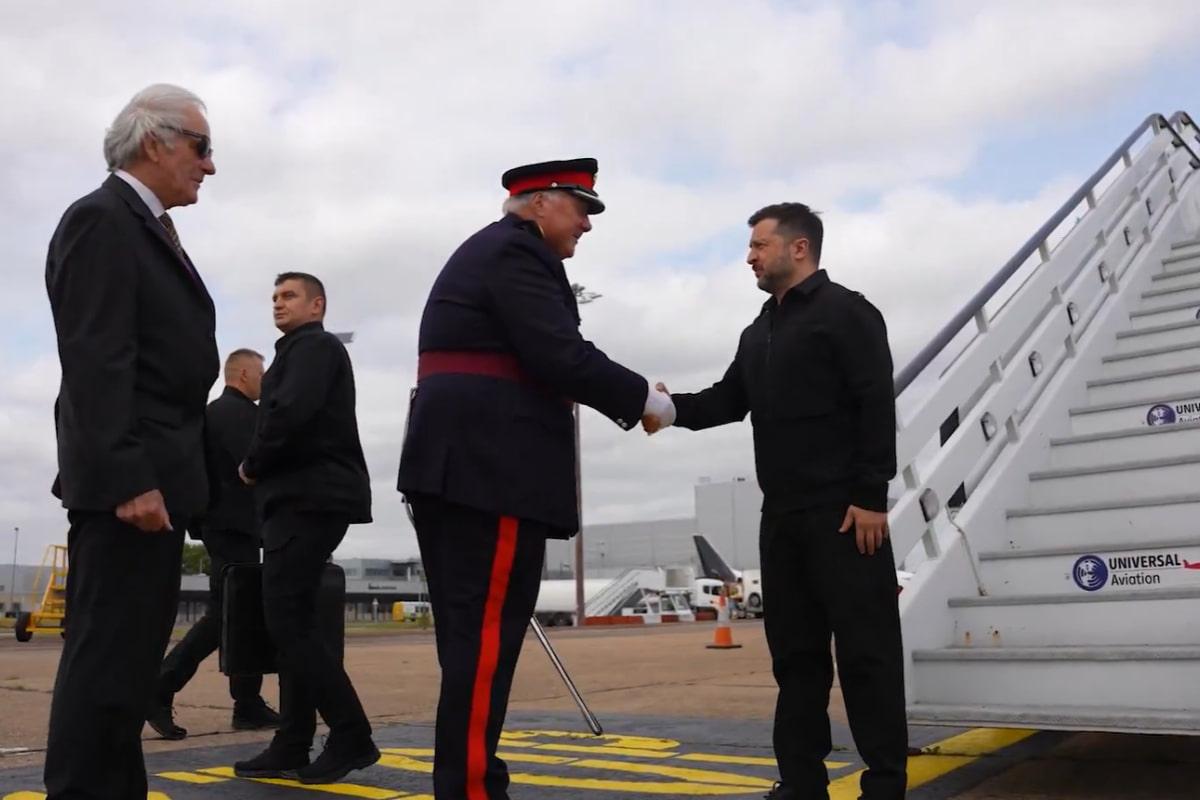 Зеленський прибув до Британії та зробив заяву перед зустрічч
