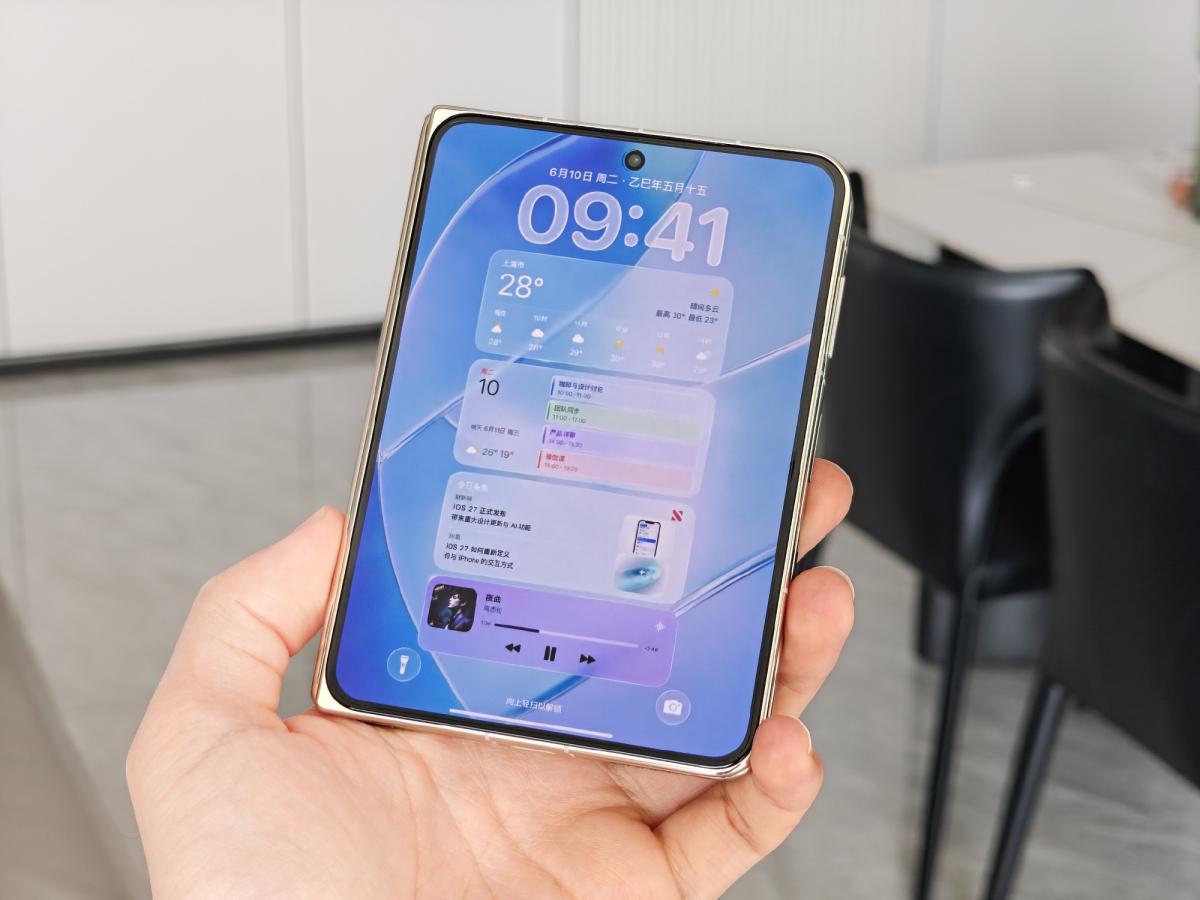 Інсайдер показав фінальний дизайн складаного айфону за $2300 (фото) Інсайдер показав фінальний дизайн складаного айфону за $2300 (фото)