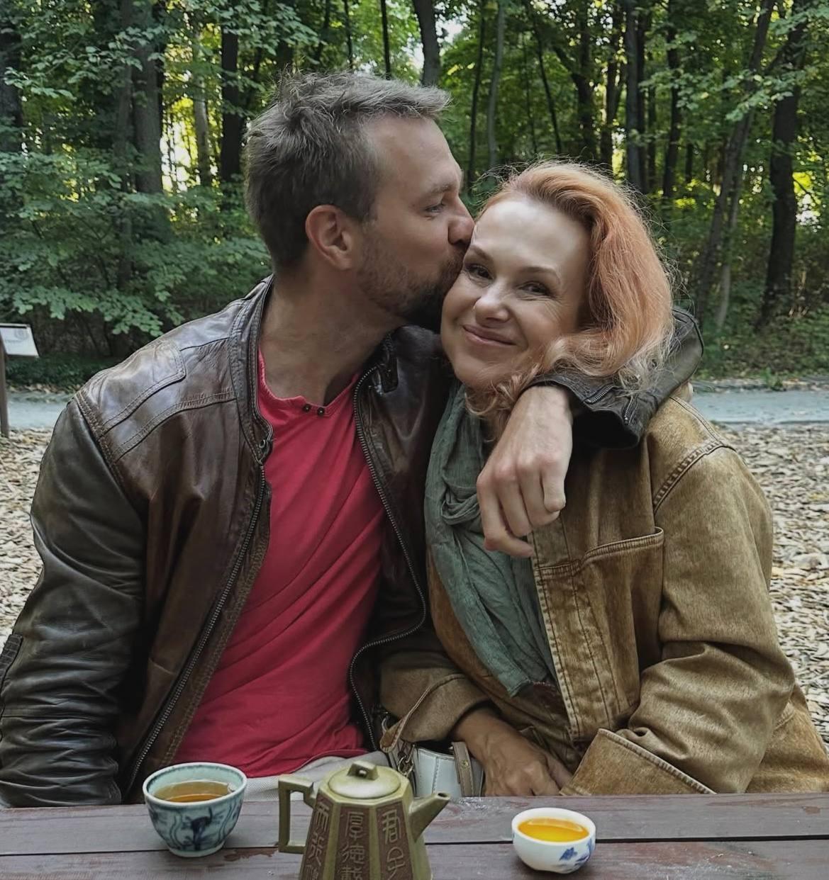 Популярний український актор вперше розповів про весілля зі старшою на 15 років обраницею Популярний український актор вперше розповів про весілля зі старшою на 15 років обраницею