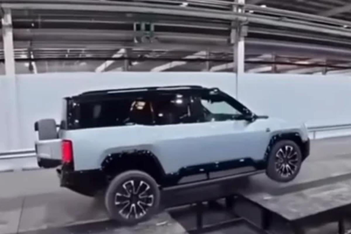 Китайське авто підняло одне колесо та поїхало на трьох, і лю