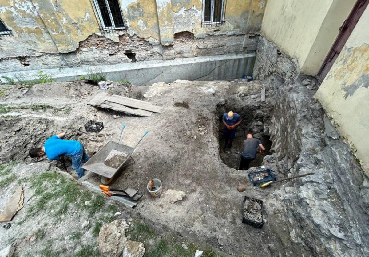 У Луцьку археологи відкопали фундамент вежі, засипаної близько 300 років тому (фото) У Луцьку археологи відкопали фундамент вежі, засипаної близько 300 років тому (фото)