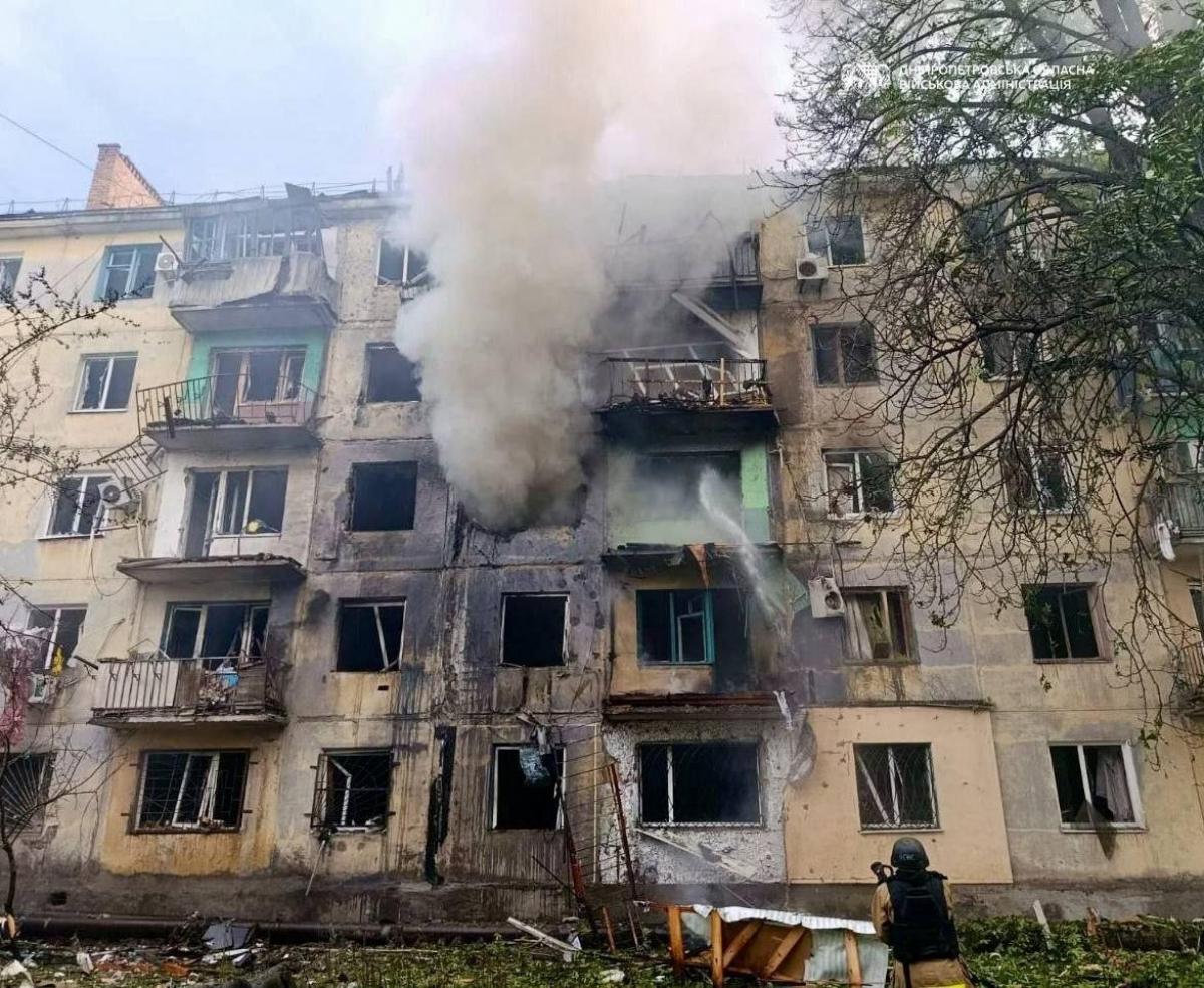 Росіяни вдарили по багатоповерхівці у Павлограді: багато постраждалих Росіяни вдарили по багатоповерхівці у Павлограді: багато постраждалих