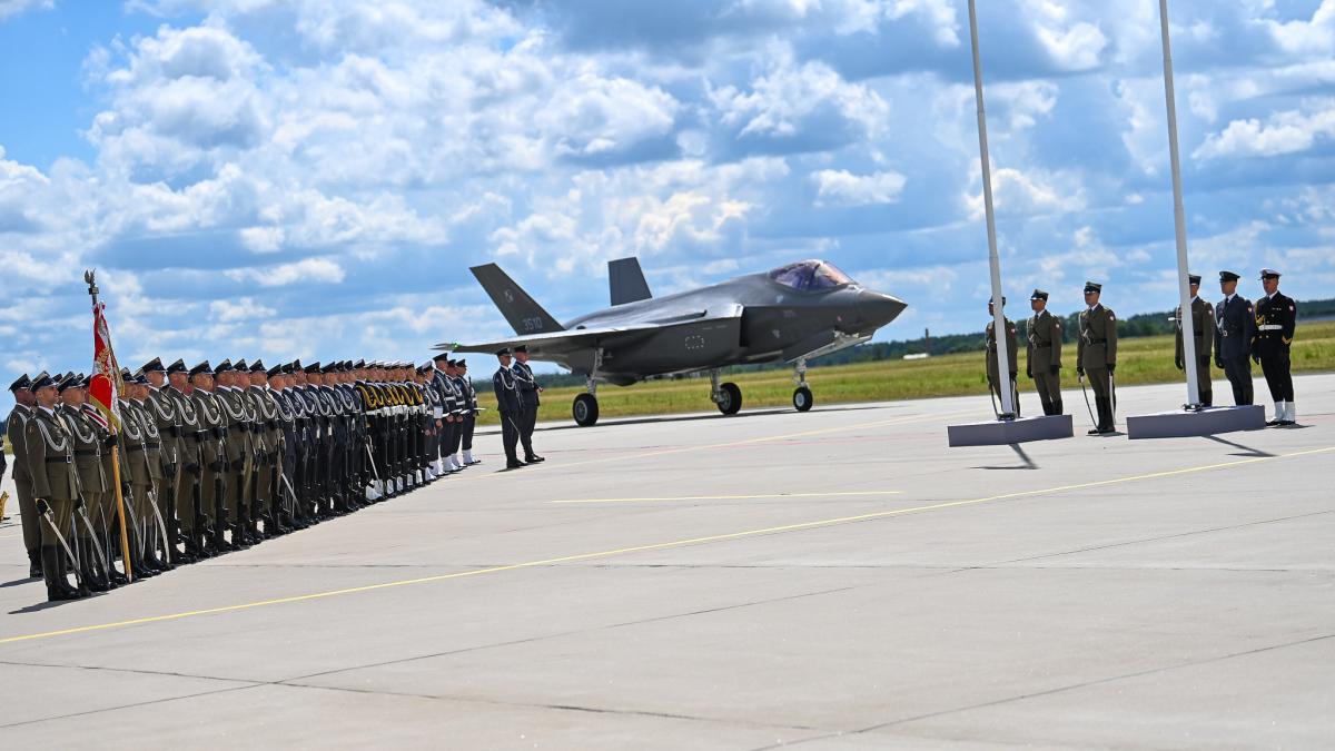Польща офіційно прийняла на озброєння свої перші винищувачі F-35 Польща офіційно прийняла на озброєння свої перші винищувачі F-35